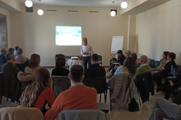 Daniel Álvarez Lamas impartiendo clase de certificación de coaching